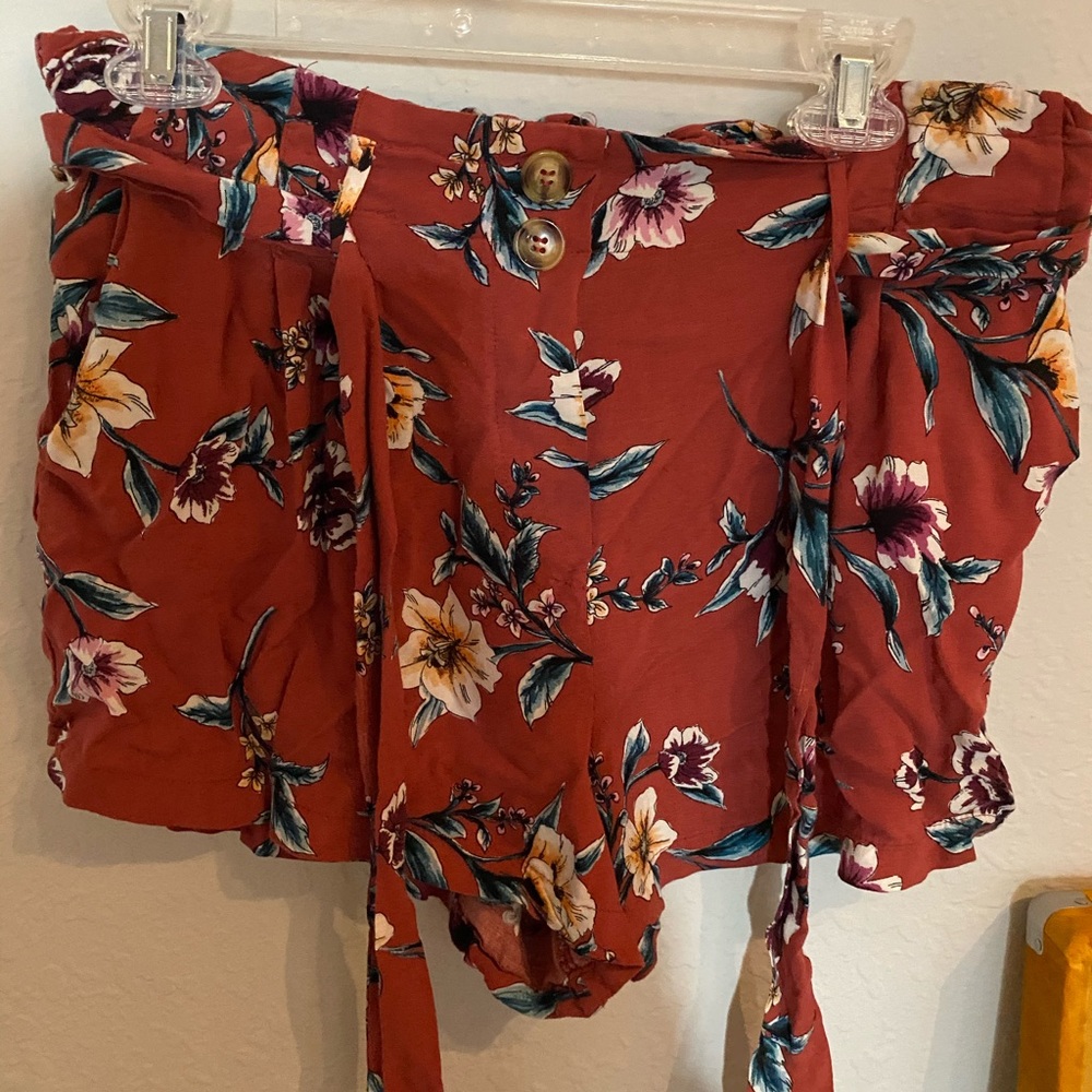 FLORAL SHORTS 🩳 - Picture 2 of 4